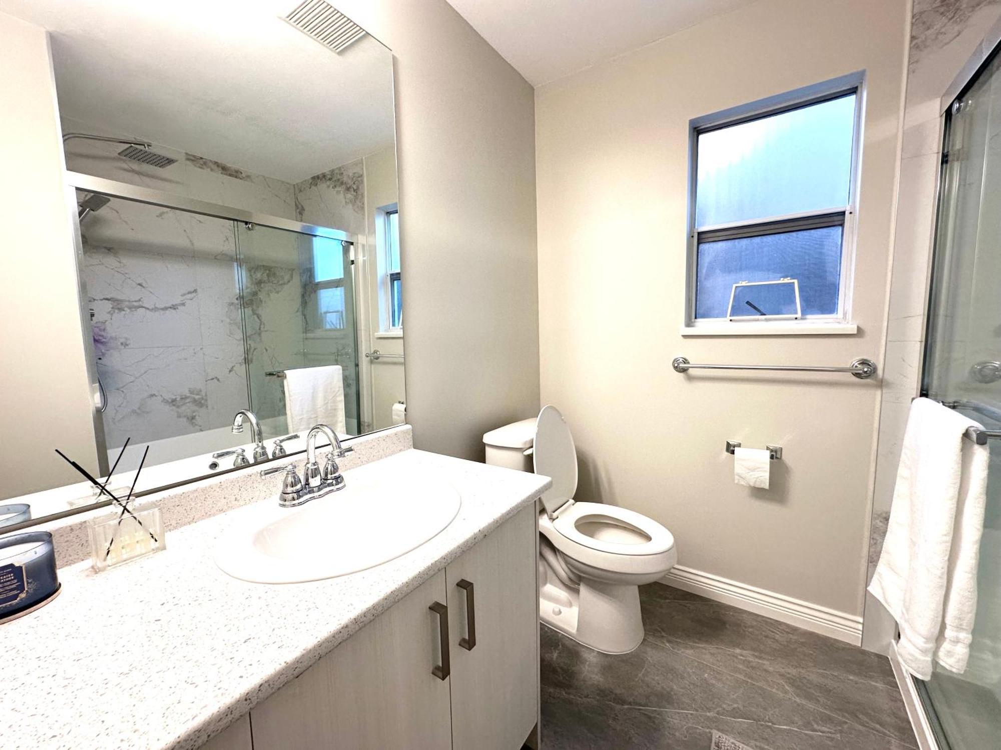 Newly Renovated 2 Bed 1 Bath In Ladner Bc Hotel Delta Kültér fotó