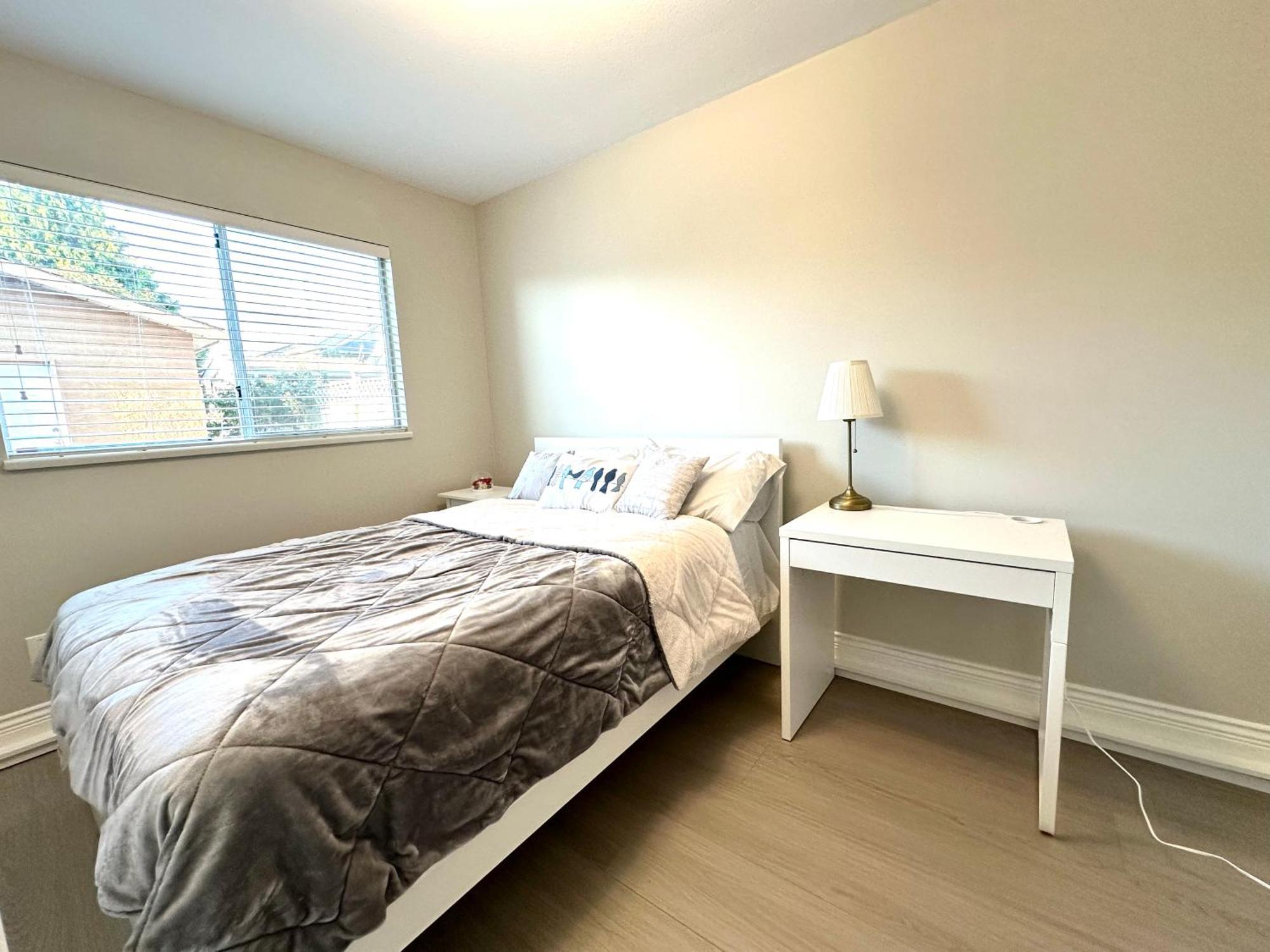 Newly Renovated 2 Bed 1 Bath In Ladner Bc Hotel Delta Kültér fotó